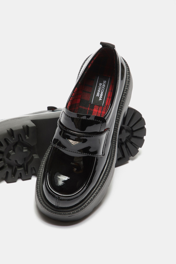 브리티시로퍼의 세련된 감각을 담은 Britishoes 페니 로퍼(블랙)입니다. 광택감 있는 소가죽과 애나멜 소재, 라운드 앞코 디자인으로 클래식하고 세련된 스타일을 연출합니다. 5.5cm 플랫폼 굽과 밴드 탑라인은 편안함과 스타일리시함을 동시에 제공하며, 안감의 브리티시 타탄체크 패턴이 은은한 포인트를 더합니다. 슬립온 디자인으로 편리하게 착용 가능하며, 삼각 엔틱 장식이 고급스러운 분위기를 자아냅니다. 출근룩, 오피스룩, 모임룩 등 다양한 TPO에 미니멀하고 시크한 스타일을 완성해보세요.
