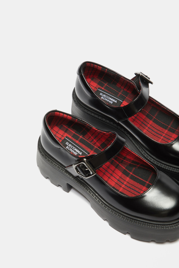 Britishoe 메리제인 로퍼(블랙)는 여성들을 위한 데일리 및 오피스 슈즈입니다. 5.5cm 플랫폼 굽과 브리티시 스타일, 깔끔한 실루엣이 특징이며, 소가죽, 폴리에스터, 울 소재를 사용하여 봄, 가을에 착용하기 좋습니다. 타탄체크 안감이 돋보이는 이 메리제인은 포멀 및 캐주얼 스타일 모두에 잘 어울리며, 키높이 기능으로 다리 라인을 더욱 돋보이게 해줍니다. 오피스룩, 출근룩, 모임룩에 클래식하고 미니멀한 무드를 더해보세요.
