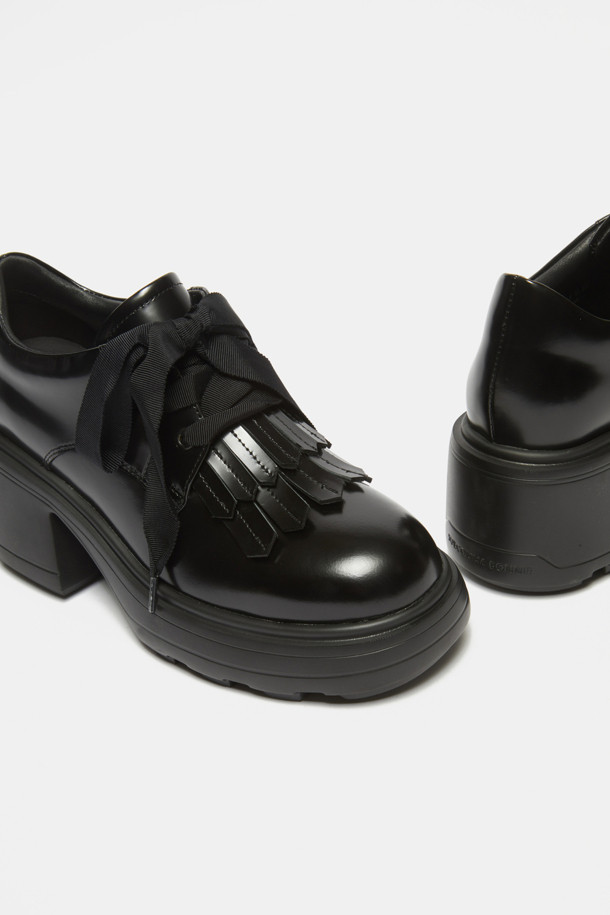 Britishoe 프린지 로퍼(black)는 모던, 캐주얼, 포멀 스타일을 아우르는 여성 로퍼입니다. 소가죽 소재의 라운드 앞코 디자인에 블랙 컬러로, 출근룩, 오피스룩, 모임룩 등 다양한 TPO에 활용하기 좋습니다. 굽 높이는 중굽, 굽 타입은 청키힐로 안정적인 착화감을 제공하며, 프린지 디테일과 골지 리본테이프 장식이 포인트입니다. 슬립온 디자인으로 편안하게 착용 가능하며, 가볍고 로우탑 디자인으로 봄, 가을에 즐겨 신기 좋습니다.
