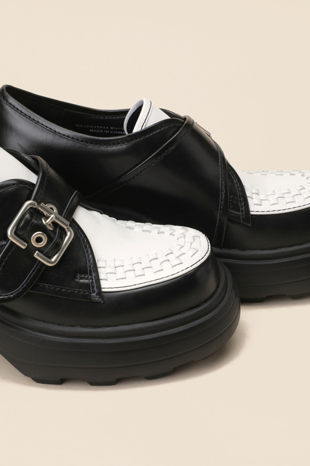 SUECOMMA BONNIE - 로퍼 - Braided buckle loafer(black white)