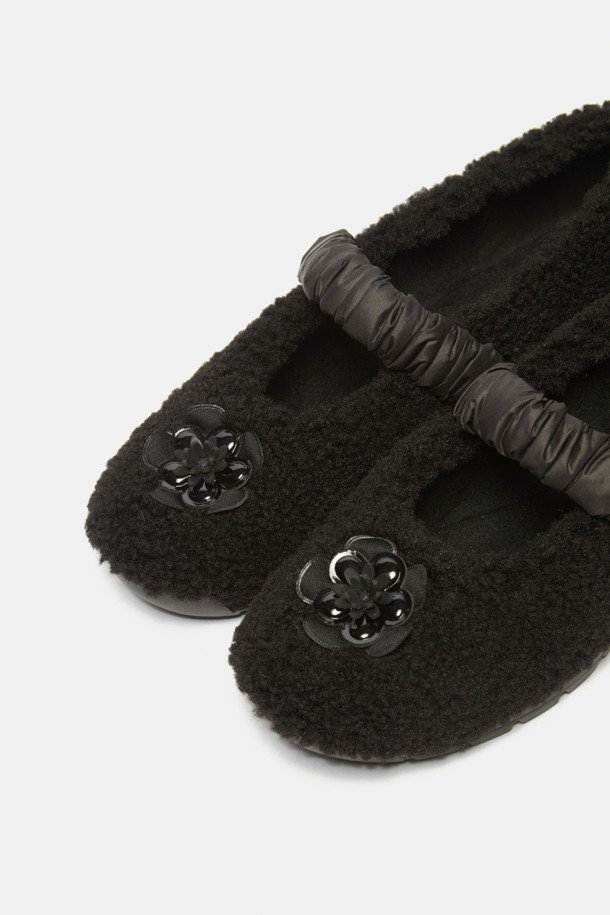 Furridge 메리제인 플랫(블랙)은 여성스러운 매력을 더해줄 데일리 슈즈입니다. 페이크 퍼 안감으로 포근한 착화감을 선사하며, 플라워 장식과 셔링 밴딩 디테일이 돋보입니다. 무지 디자인에 플랫 굽으로 편안함과 스타일을 동시에 잡았습니다. 데이트룩, 모임룩, 캐주얼, 클래식 스타일 모두 소화 가능한 아이템입니다. 가을, 겨울 시즌에 따뜻하고 페미닌한 무드를 연출해보세요.
