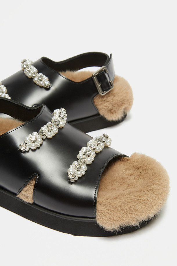 Furridge jewelry sandal(black)는 부드러운 소가죽과 고급스러운 인조 퍼 소재로 제작된 여성 샌들입니다. 블랙 컬러에 오픈형 디자인으로, 데이트룩과 모임룩에 세련된 포인트를 더합니다. 안감 전체가 퍼로 마감되어 뛰어난 보온성을 제공하며, 진주와 보석 장식이 더해져 고급스러운 분위기를 연출합니다. 클래식, 미니멀, 로맨틱 스타일을 즐기는 여성분들께 추천하며, 겨울철에도 스타일리시함을 놓치지 않도록 돕습니다.
