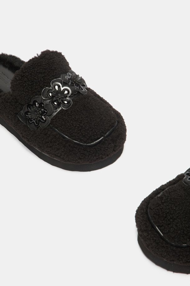 Furridge 플라워 뮬(black)은 페이크 퍼 소재에 발등 위 가죽 플라워 장식이 돋보이는 여성 샌들입니다. 라운드 앞코와 오픈형 디자인으로 편안하게 착용할 수 있으며, 플랫 굽과 퍼 안감으로 포근하고 따뜻한 착용감을 선사합니다. 캐주얼, 클래식, 로맨틱 스타일 모두 소화 가능하며, 집콕룩과 모임룩에 모두 잘 어울리는 아이템입니다. 블랙 컬러의 뮬로 다양한 스타일에 매치하여 우아한 분위기를 연출할 수 있습니다.
