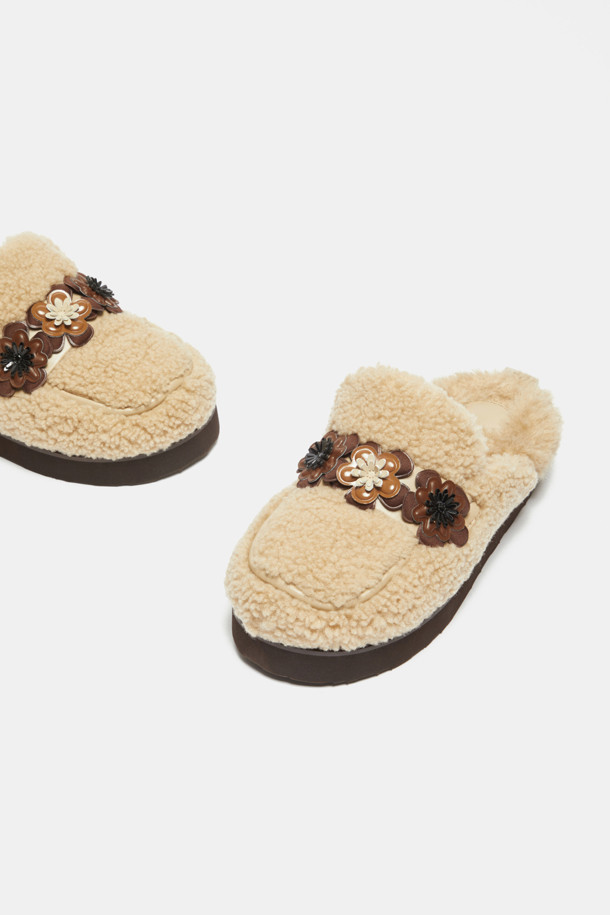 Furridge flower mule(브라운)은 부드러운 인조 퍼와 가죽 소재로 제작되어 따뜻하고 포근한 겨울 스타일을 연출합니다. 사랑스러운 플라워 패턴이 돋보이며, 슬립온 디자인으로 편안하게 착용 가능합니다. 캐주얼, 로맨틱 무드를 동시에 만족시키는 여성스러운 디자인의 뮬입니다. 브라운 컬러는 어떤 옷에도 잘 어울려 데일리 아이템으로 활용하기 좋습니다. 안감은 퍼 소재로 마감하여 보온성을 높였습니다.
