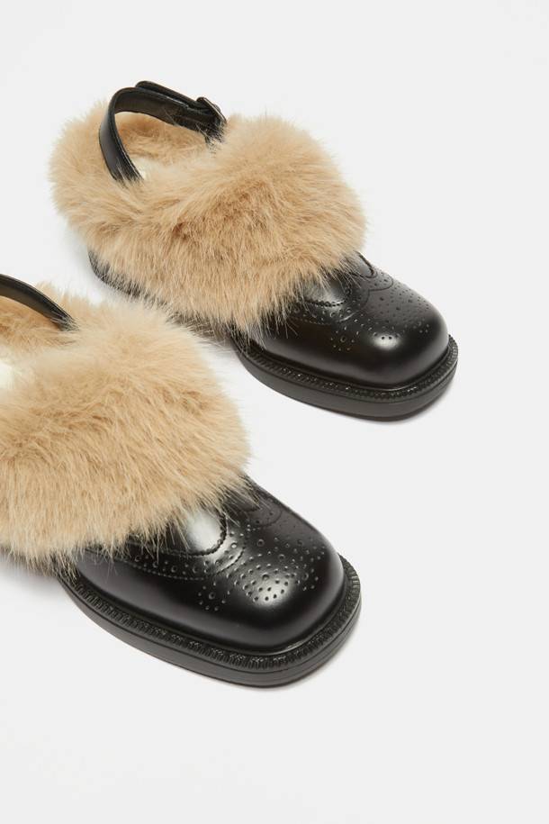 Furridge 슬링백(블랙)은 부드러운 소가죽과 풍성한 페이크 퍼 디테일이 돋보이는 여성용 슬링백입니다. 발목을 감싸는 디자인과 라운드 스퀘어 앞코가 세련된 실루엣을 연출하며, 안감의 퍼가 뛰어난 보온성을 제공합니다. 가을, 겨울 시즌 데이트룩, 모임룩 등 다양한 TPO에 클래식, 미니멀, 캐주얼 스타일로 연출하기 좋습니다. 경량 몰드 아웃솔로 편안한 착용감을 선사하며, 블랙과 라이트 베이지 두 가지 컬러로 만나보세요.
