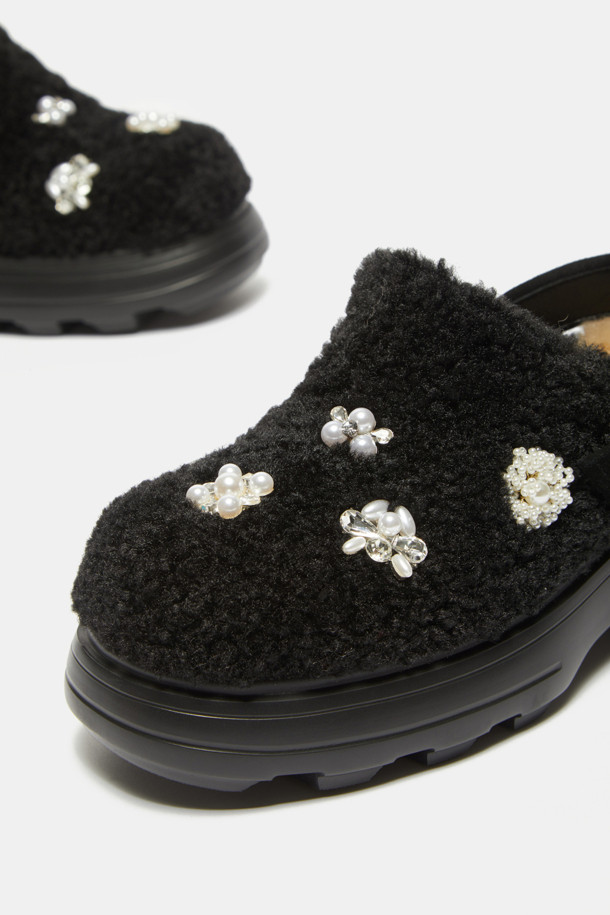 Furridge jewelry 뮬(블랙)은 페이크 퍼 소재에 보석 장식으로 포인트를 더해 페미닌한 무드를 연출하는 여성 뮬입니다. 가을, 겨울 시즌에 어울리는 오픈 토 디자인이며, 플랫 굽으로 편안한 착화감을 선사합니다. 데이트룩, 모임룩에 세련됨을 더하고 캐주얼 및 미니멀 스타일 모두 소화 가능합니다. 안감은 퍼 소재로 마감하여 더욱 포근하게 발을 감싸줍니다. 블랙 컬러의 무지 디자인으로 어떤 코디에도 쉽게 매치할 수 있습니다.
