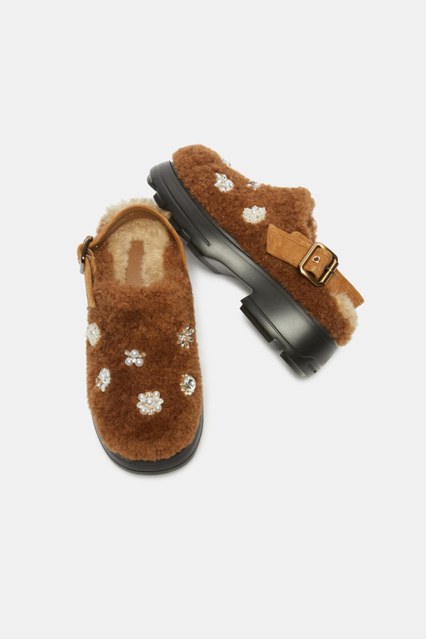 Furridge jewelry 뮬(브라운)은 부드러운 페이크 퍼 소재와 브라운 컬러가 돋보이는 여성 뮬입니다. 가을, 겨울 시즌에 따뜻하고 포근하게 착용할 수 있으며, 발등의 보석 장식이 화려한 포인트를 더합니다. 오픈 스타일로 편안하게 신고 벗을 수 있으며, 페미닌, 캐주얼, 클래식 등 다양한 스타일 연출에 활용할 수 있습니다. 무지 디자인으로 어떤 옷에도 잘 어울리며, 데일리룩에 포인트 아이템으로 활용하기 좋습니다. 
