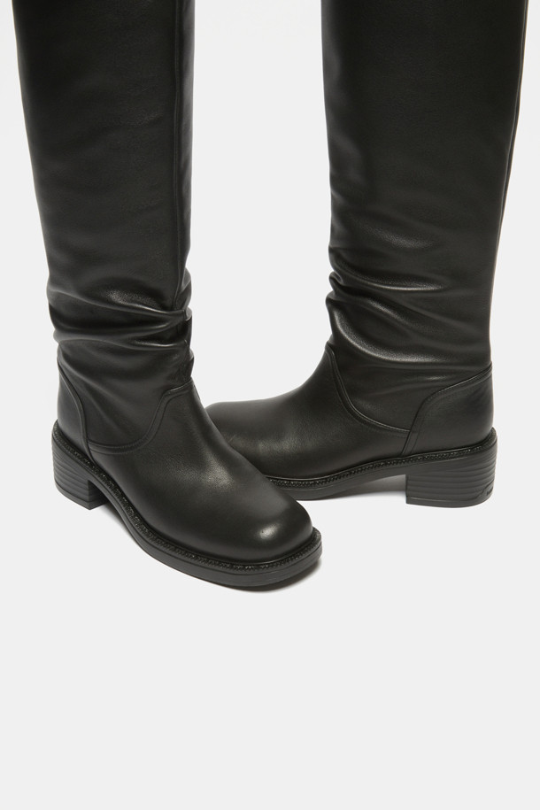 **Slouch detail long boots(black) - 슬라우치 디테일 롱 부츠(블랙)**

부드러운 소가죽 소재의 여성 롱부츠입니다. 라운드 토우에 청키힐로 안정적인 착화감을 선사하며, 발목 부분의 자연스러운 슬라우치 디테일이 특징입니다. 블랙 컬러로 어떤 룩에도 쉽게 매치할 수 있으며, 지퍼나 별도의 여밈 없이 편안하게 착용 가능합니다. 겨울철, 출근룩, 모임룩, 데이트룩 등 다양한 TPO에 클래식, 미니멀, 시크 스타일을 연출해보세요. 스커트, 슬림 팬츠, 부츠컷 팬츠, 니트 원피스, 롱코트 등과 코디하여 스타일리시함을 더할 수 있습니다.
