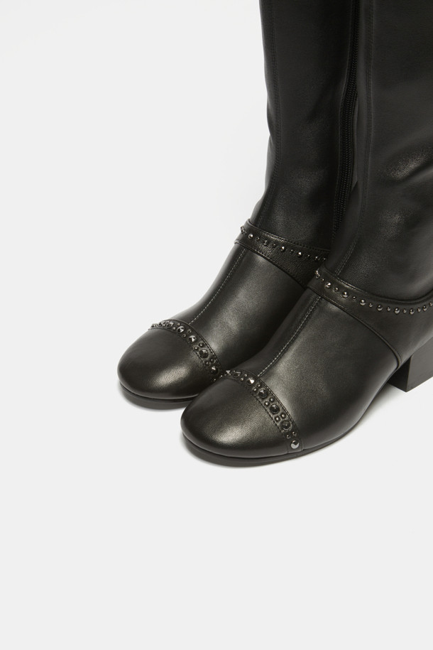 세련된 무드를 연출하는 스터드 롱 부츠(black)입니다. 부드러운 양가죽과 스판 소재의 조화로 편안한 착화감을 선사하며, 라운드 토우 디자인과 청키힐 굽으로 페미닌한 매력을 더했습니다. 가을, 겨울 시즌 데이트룩, 모임룩, 오피스룩 등 다양한 TPO에 활용하기 좋습니다. 롱 부츠 탑라인과 슬림핏 디자인이 다리를 더욱 길고 날씬하게 보이게 하며, 스터드/찡 디테일이 시크하면서도 세련된 스타일을 완성합니다. 클래식, 미니멀, 시크 스타일에 매치하여 자신만의 스타일을 연출해보세요.
