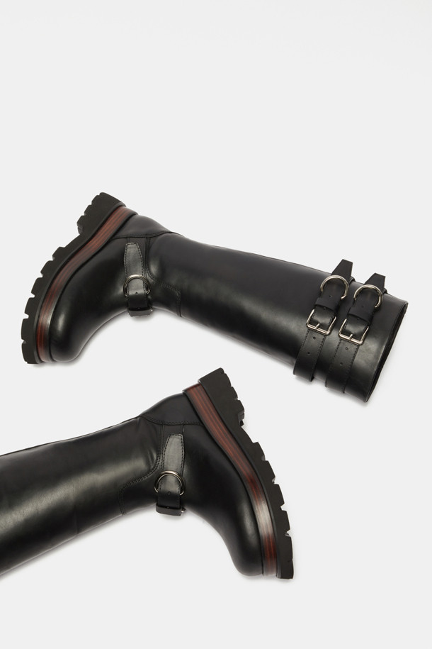 세련된 무드의 척키 롱 부츠(black)입니다. 부드러운 소가죽 소재에 은은한 광택감이 더해져 고급스러운 분위기를 자아냅니다. 라운드 앞코 디자인과 6cm 청키힐이 편안하면서도 다리 라인을 예쁘게 잡아줍니다. 상단과 발목 라인의 메탈 버클 스트랩이 클래식한 포인트를 더하며, 넉넉한 발볼로 편안한 착화감을 선사합니다. 가을, 겨울 시즌 오피스룩, 모임룩, 데이트룩 등 다양한 스타일에 시크하고 미니멀하게 매치하여 스타일리시함을 완성해보세요.
