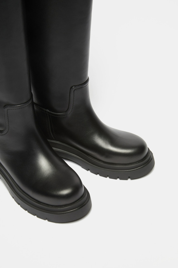 버클 롱 부츠(black)는 소가죽 소재의 미들힐 청키힐 롱부츠입니다. 일자 핏 실루엣과 엔틱 버클 디테일이 클래식한 무드를 더하며, 데일리룩과 오피스룩에 모두 잘 어울립니다. 상단 벨트 스트랩은 탈착 가능하며, 뒷밴드 디테일로 편안한 착화감을 제공합니다. 가을, 겨울 시즌, 시크하고 미니멀한 스타일을 즐기는 여성분들께 추천합니다. 출근룩이나 모임룩에도 활용하기 좋은 아이템입니다.
