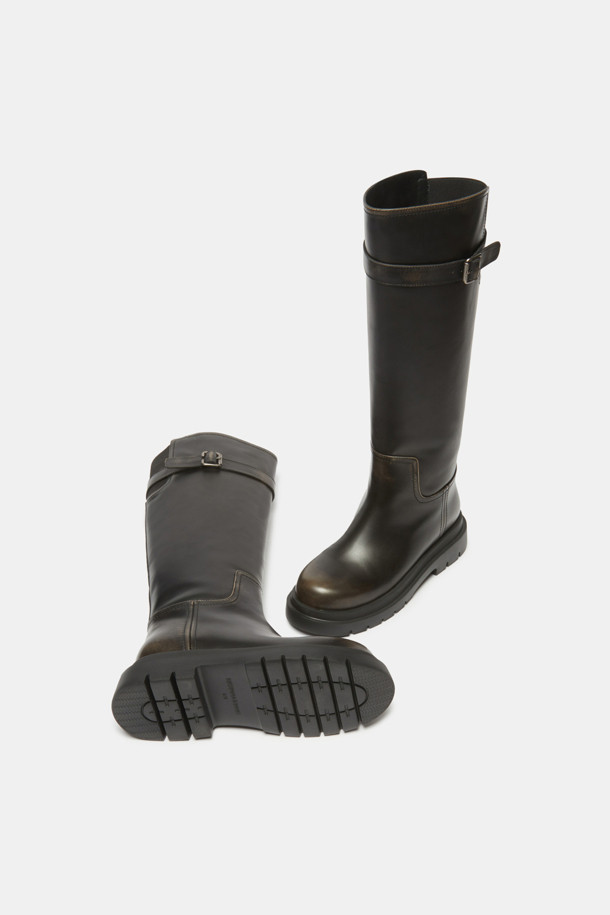 브라운 컬러의 버클 롱 부츠입니다. 소가죽 소재로 제작되어 고급스러운 퀄리티를 자랑하며, 가을과 겨울에 데일리 및 오피스룩에 모두 잘 어울립니다. 클래식한 무드의 무지 디자인에 엔틱 버클 디테일이 더해져 시크하면서도 세련된 스타일을 연출합니다. 벨트 스트랩 탈착 및 뒷밴드 디테일, 일자 핏 실루엣으로 편안한 착화감을 제공하며 다양한 스타일링을 완성합니다. 오피스룩, 겨울 데일리룩, 모임룩 등 TPO에 구애받지 않고 폭넓게 활용할 수 있습니다.
