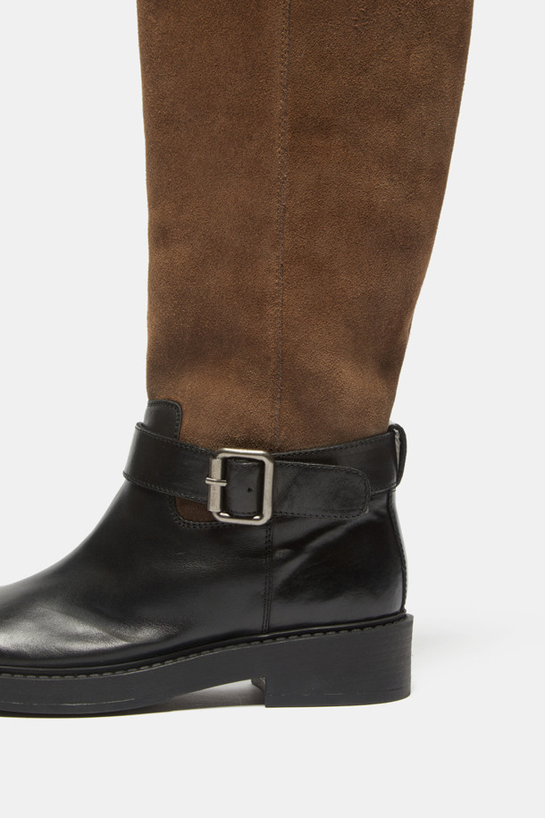 Furridge(퍼리지) shearling(시어링) 롱 부츠(블랙)는 여성 고객을 위한 겨울철 필수 아이템입니다. 소가죽, 스웨이드, 페이크 퍼 등 다양한 소재의 조화가 돋보이며, 안감 전체는 보온성을 높이는 퍼로 마감되었습니다. 측면 실버 메탈 버클 스트랩과 퍼 디테일 탑라인이 스타일리시함을 더하며, 무지 디자인으로 어떤 스타일에도 쉽게 매치할 수 있습니다. 출근룩, 연말 모임룩 등 다양한 TPO에 활용 가능하며, 캐주얼, 클래식, 미니멀 스타일을 즐겨 입는 고객에게 추천합니다.
