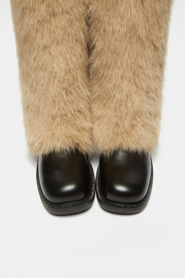 Furridge 롱 부츠(블랙)는 여성 고객을 위한 겨울철 필수 아이템입니다. 소가죽과 페이크 퍼 소재를 사용하여 보온성을 높였으며, 부드러운 퍼 안감과 인솔 마감으로 편안한 착화감을 제공합니다. 라운드 스퀘어 앞코 디자인과 무지 패턴으로 클래식, 미니멀, 캐주얼 등 다양한 스타일 연출에 용이합니다. 출근룩은 물론 모임룩에도 포인트를 더할 수 있으며, 가벼운 몰드 아웃솔로 활동성을 더했습니다. 블랙과 라이트 베이지 두 가지 컬러로 출시되었습니다.
