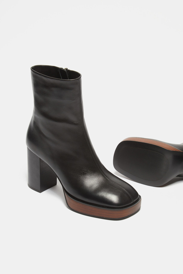 세련된 블랙 컬러의 플랫폼 부츠입니다. 소가죽 소재로 제작되어 고급스러우며, 9cm 가보시힐이 안정적인 착화감을 선사합니다. 앵클 부츠 디자인으로 오피스룩, 모임룩, 데이트룩 등 다양한 TPO에 활용 가능하며, 깔끔한 디자인과 자연스러운 광택이 특징입니다. 클래식, 미니멀, 시크 스타일을 즐겨 입는 여성분들께 추천합니다. 지퍼형 여밈으로 신고 벗기 편리합니다.
