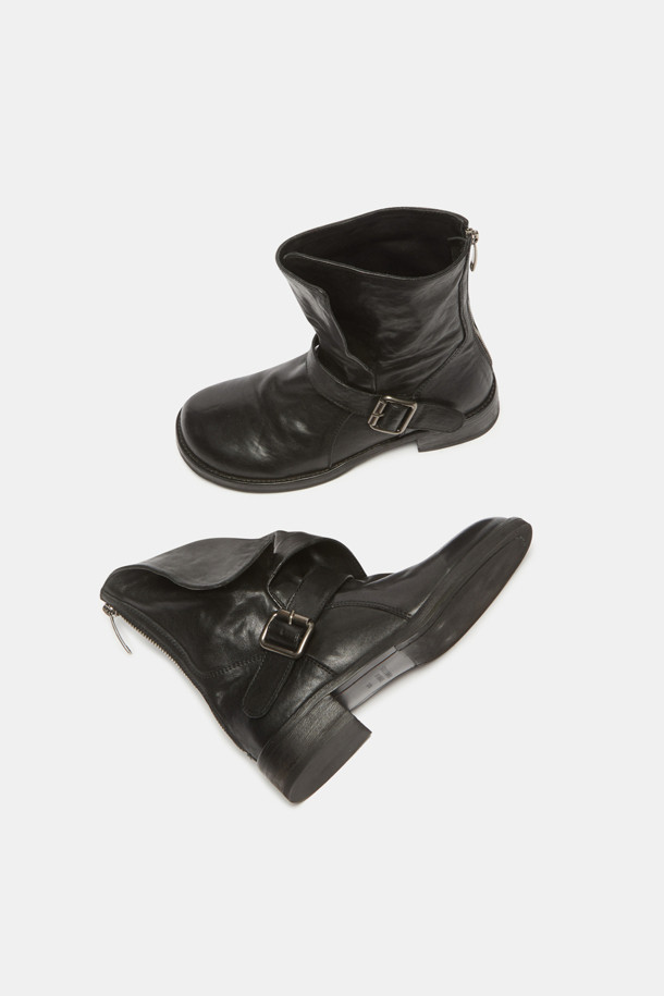 세련된 무드의 블랙 버클 바이커 부츠입니다. 부드러운 소가죽 소재에 라운드 토우 디자인으로 편안함을 더했으며, 미들 힐과 청키힐 조합으로 안정적인 착화감을 선사합니다. 와이드 버클 스트랩과 뒷지퍼 디테일, 접이식 발목 디자인으로 시크하면서도 터프한 매력을 강조합니다. 가을, 겨울 시즌, 출근룩과 모임룩에 시크하고 클래식한 스타일을 연출해보세요. 슬림한 팬츠, 레더 스커트, 롱 코트, 니트 원피스와 함께 스타일리시하게 코디할 수 있습니다.
