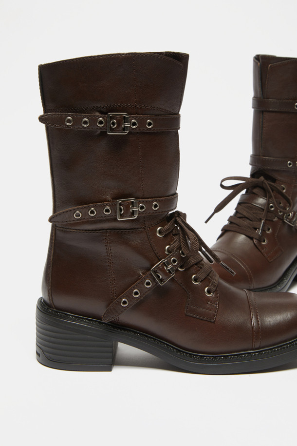 세련된 스타일을 완성하는 벨티드 바이커 부츠(브라운)입니다. 부드러운 양가죽 소재와 라운드 토우 디자인으로 편안한 착용감을 선사하며, 미드컷 탑라인과 사이드 지퍼, 버클 디테일로 포인트를 더했습니다. 가을, 겨울 시즌 데일리룩에 포인트 주기 좋으며, 캐주얼, 클래식, 미니멀 스타일 모두 소화 가능합니다. 출근룩과 모임룩에 시크함을 더해보세요. 청키힐과 벨트 디테일이 돋보이는 워싱 처리된 브라운 컬러의 바이커 부츠입니다.
