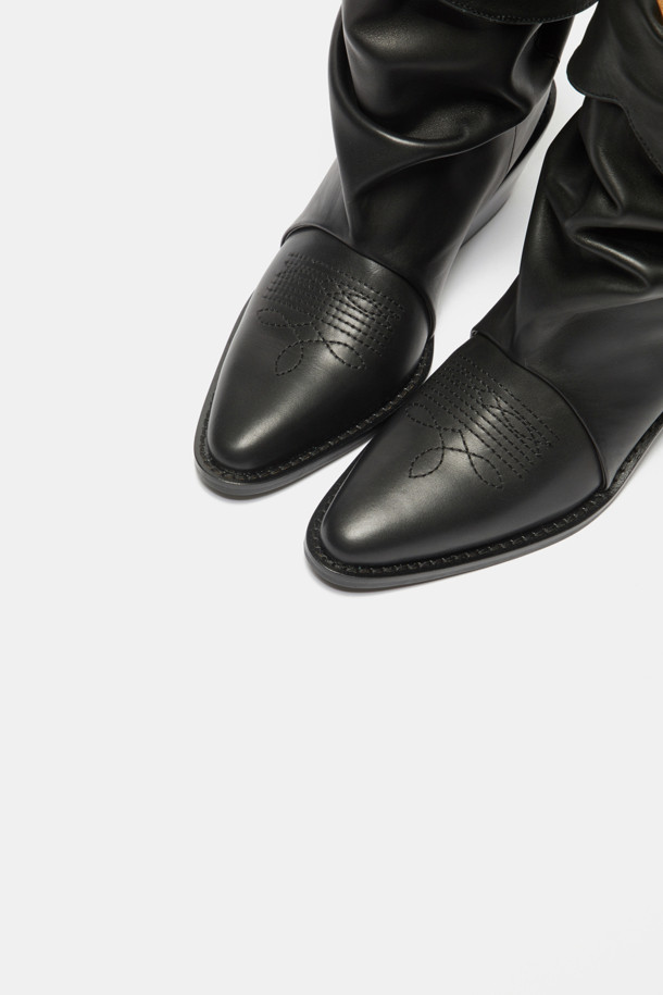 세련된 여성의 발을 위한 블랙 웨스턴 앵클 부츠입니다. 소가죽과 스판덱스 소재로 제작되어 편안함과 스타일을 동시에 잡았습니다. 포인티드 토우와 각진 굽, 자수 디테일이 클래식하면서도 시크한 무드를 연출합니다. 데이트룩이나 모임룩에 매치하여 세련된 스타일을 완성해보세요. 투웨이 디자인으로 다양한 스타일을 연출할 수 있습니다.
