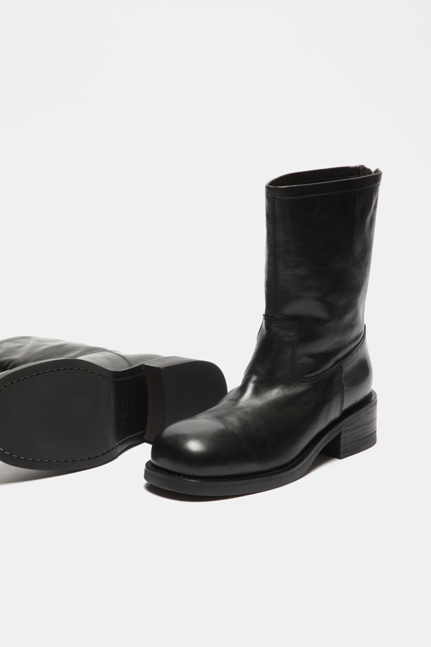 **레트로 앵클 부츠(블랙)**는 부드러운 소가죽 소재로 제작되어 편안한 착화감을 선사합니다. 소프트 스퀘어 또는 라운드 앞코 디자인에 4cm 로우힐 굽으로, 발볼이 여유있어 편안하게 착용 가능합니다. 워싱 가공과 엔틱한 디테일이 돋보이는 빈티지 무드의 앵클 부츠로, 가을, 겨울철 출근룩과 모임룩에 클래식, 캐주얼, 미니멀한 스타일을 더해줍니다. 무지 디자인으로 어떤 옷에도 쉽게 매치할 수 있으며, 유연한 착화감과 함께 당신의 발걸음을 더욱 돋보이게 합니다.
