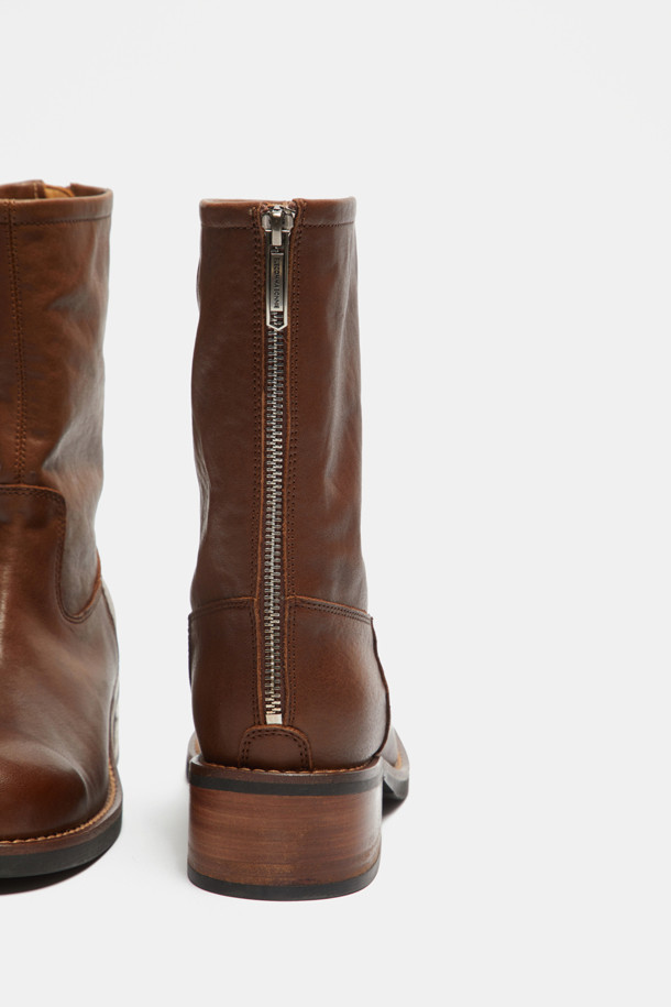 **레트로 앵클 부츠(브라운)**는 가을, 겨울 당신의 일상과 출근룩을 책임질 여성 앵클부츠입니다. 부드러운 소가죽 소재와 4cm 미들힐 굽으로 편안함과 안정감을 선사하며, 소프트 스퀘어 또는 라운드 앞코 디자인으로 세련된 멋을 더했습니다. 워싱 가공으로 빈티지 무드를 연출하며, 발볼이 여유 있어 편안한 착용감을 제공합니다. 클래식, 캐주얼, 미니멀 스타일을 모두 아우르는 브라운 컬러의 무지 디자인으로 다양한 룩에 매치하기 좋습니다.
