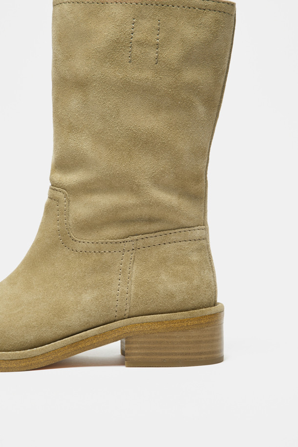 세련된 웨스턴 무드의 스웨이드 앵클 부츠(카키)입니다. 부드러운 소가죽 스웨이드 소재와 따뜻한 카키 컬러가 빈티지한 분위기를 자아냅니다. 스퀘어 토우 디자인과 통굽 미들힐이 편안함과 스타일리시함을 동시에 선사하며, 무지 패턴과 심플한 스티치 라인이 특징입니다. 앵클 탑라인과 루즈핏 디자인으로 다리가 더욱 길어 보이는 효과를 줍니다. 가을, 겨울 모임룩, 클래식, 레트로, 캐주얼 스타일링에 활용하기 좋습니다.
