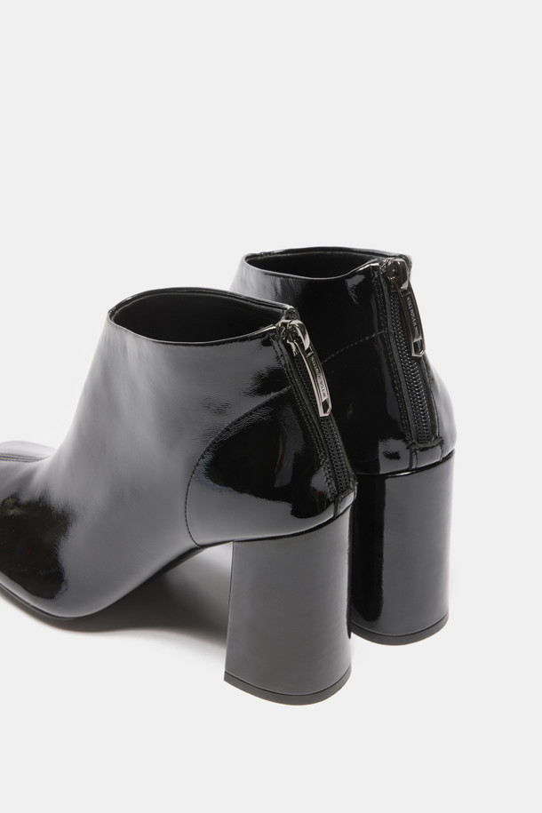 세련된 스퀘어 앵클 부츠(블랙)입니다. 부드러운 양가죽 소재와 발에 슬림하게 밀착되는 핏으로 편안함과 스타일을 동시에 잡았습니다. 시크하고 모던한 무드를 연출하며, 세련된 스퀘어토 디자인과 광택감 있는 소재가 특징입니다. 가을, 겨울 시즌 데일리룩, 오피스룩, 모임룩에 모두 잘 어울리며, 와이드 팬츠나 스커트, 원피스와 함께 매치하여 시크하고 페미닌한 스타일을 완성해보세요.
