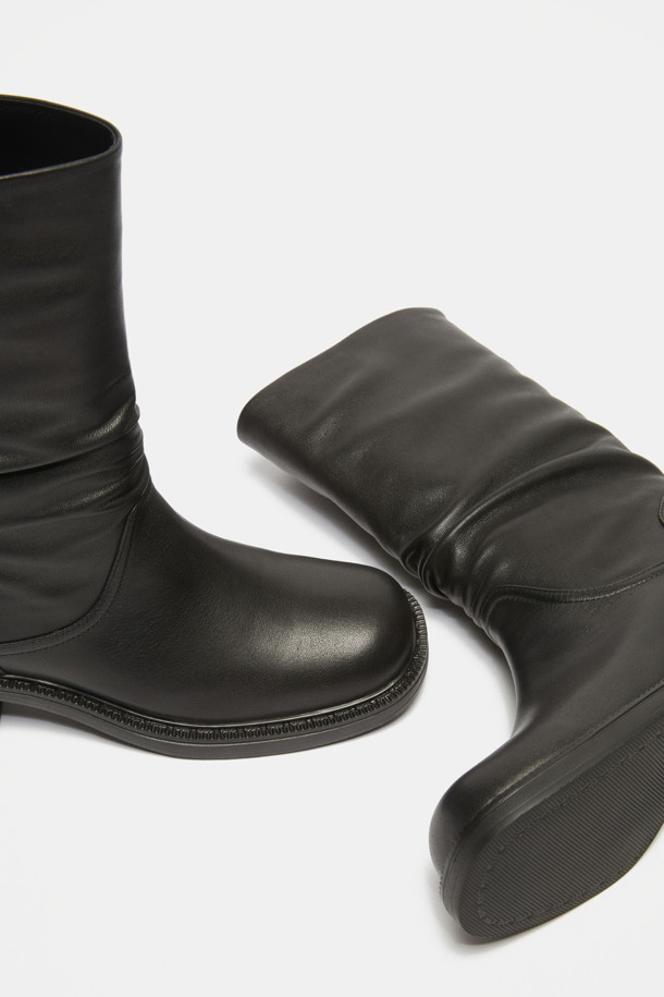 블랙 색상의 슬라우치 디테일 앵클 부츠입니다. 라운드 토우 디자인에 소가죽 소재로 제작되어 부드러운 착용감을 선사합니다. 중간 굽 높이의 청키힐과 여유 있는 통넓이로 편안함을 더했으며, 경량 몰드로 활동성을 높였습니다. 주름 디테일이 돋보이는 캐주얼 & 스타일리시한 무드의 앵클 부츠로, 출근룩에 세련된 포인트를 더해보세요. 가을, 겨울 시즌에 어울리는 미니멀하고 클래식한 스타일을 연출하기 좋습니다.
