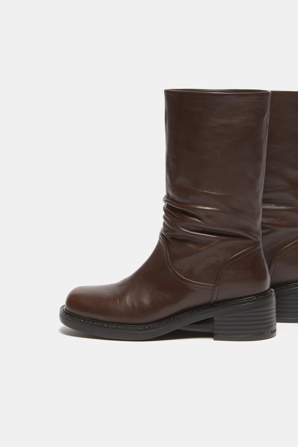 부드러운 소가죽 소재의 슬라우치 디테일 앵클 부츠(브라운)입니다. 라운드 토우 디자인에 중굽 통굽으로 안정적인 착화감을 선사하며, 발목을 덮는 앵클 기장으로 다리가 더욱 슬림해 보이는 효과를 줍니다. 넉넉한 통넓이와 경량 몰드로 편안함을 더했으며, 캐주얼, 클래식, 미니멀 스타일 모두 소화 가능한 활용도 높은 아이템입니다. 일상룩, 출근룩, 모임룩 등 다양한 TPO에 매치하여 스타일리시한 연출을 완성해보세요. 가을, 겨울 시즌 데일리 슈즈로 추천합니다.
