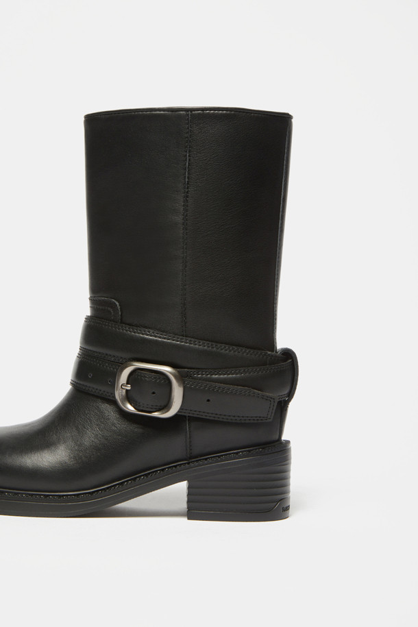 버클 부츠(블랙)는 소가죽 소재의 라운드 토우 디자인으로, 가을, 겨울철 데일리룩, 모임룩, 데이트룩에 모두 잘 어울리는 여성 부츠입니다. 미들 기장에 원버클 장식으로 포인트를 더했으며, 청키힐과 러버 아웃솔, 여유로운 핏으로 편안한 착화감을 선사합니다. 트렌디하고 세련된 스타일을 연출하며, 경량 기능으로 활동성을 높였습니다. 클래식, 미니멀, 시크 스타일에 완벽하게 매치되어 다양한 룩을 연출할 수 있습니다.
