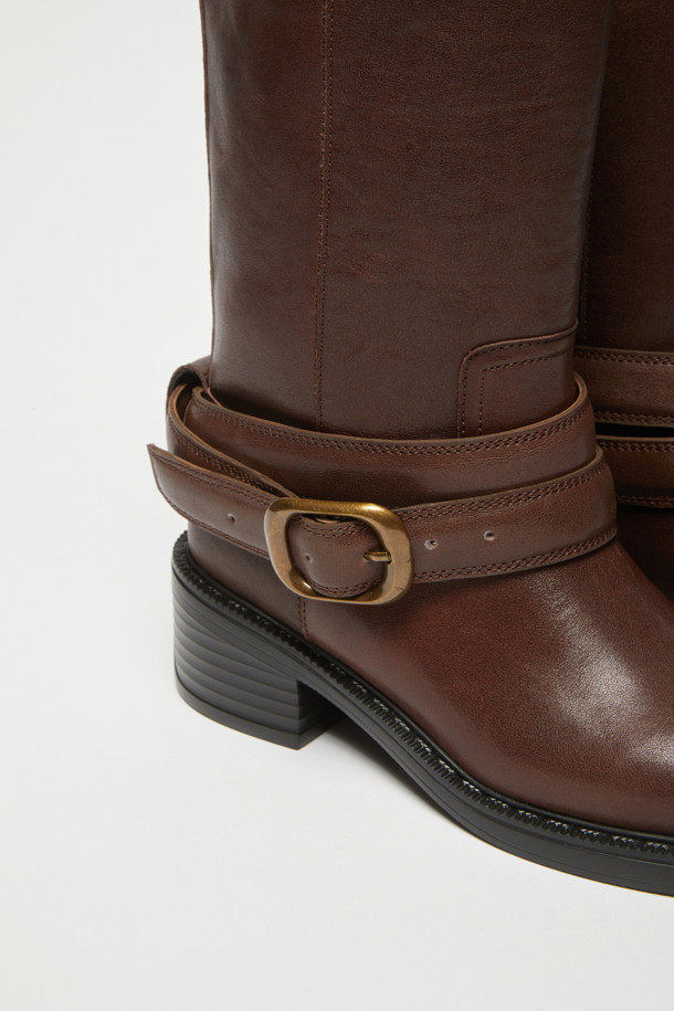 브라운 컬러의 버클 부츠입니다. 라운드 앞코에 소가죽 소재로 제작되어 가을, 겨울철 일상에서 착용하기 좋습니다. 미들 기장에 원버클 장식이 돋보이며, 여유로운 핏과 가벼운 착화감, 편안한 착화감을 제공합니다. 로우힐 디자인으로 출근룩, 모임룩, 데이트룩 등 다양한 TPO에 클래식, 미니멀, 캐주얼 스타일로 연출하기 좋습니다.
