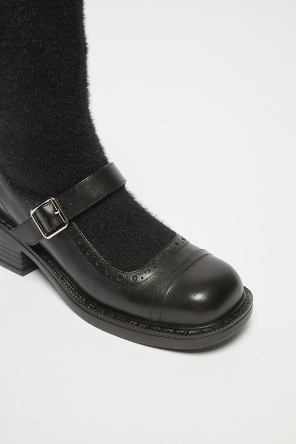 메리 제인 앵클 부츠(블랙)는 소가죽과 니트 소재로 제작되어 가을, 겨울철 데이트룩, 모임룩, 겨울 데일리룩에 잘 어울리는 여성 신발입니다. 라운드 토우와 청키힐, 메리 제인 스트랩 디자인, 브로그 디테일이 더해져 클래식하면서도 페미닌한 무드를 연출합니다. 니트 안감과 양말 레이어드 실루엣은 따뜻함과 스타일리시함을 동시에 제공하며, 발목을 덮는 앵클 부츠 스타일로 미니멀한 룩을 완성합니다. 버클로 간편하게 여밀 수 있으며, 중굽 높이로 편안한 착용감을 선사합니다.
