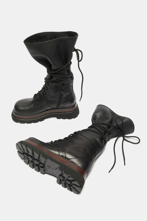 A라인 레이스업 부츠(블랙)는 세련된 스타일을 완성하는 여성 부츠입니다. 부드러운 소가죽 소재에 은은한 광택감을 더해 고급스러운 분위기를 연출하며, 상단이 여유있게 벌어지는 A라인 실루엣이 특징입니다. 미드솔 배색으로 포인트를 더하고 롱 레이스업 디자인으로 종아리를 감싸는 연출이 가능합니다. 라운드 앞코와 통굽 디자인으로 편안한 착용감을 제공하며, 가을/겨울 시즌 출근룩과 모임룩에 시크하고 클래식한 매력을 더합니다. 사이즈 조절이 가능한 레이스업 부츠는 미니멀한 스타일을 즐기는 여성분들께 추천합니다.
