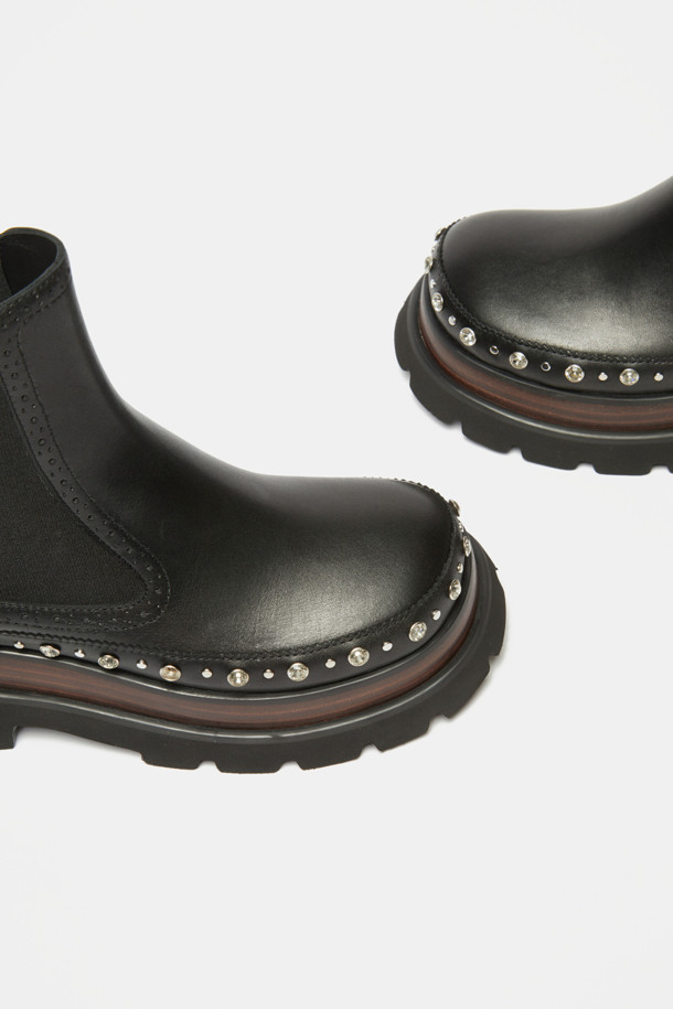 스터드 앵클 부츠(블랙)는 여성 고객을 위한 첼시 부츠 스타일의 세련된 신발입니다. 부드러운 소가죽 소재에 라운드 토 디자인으로 편안함을 더했으며, 측면 밴딩과 앵클 탑라인으로 활동성을 높였습니다. 블랙과 브라운 두 가지 색상으로 출시되었으며, 스터드 및 보석 장식이 유니크한 포인트를 더합니다. 가을, 겨울 시즌에 출근룩, 모임룩, 데이트룩 등 다양한 TPO에 클래식, 미니멀, 시크한 스타일로 연출하기 좋습니다. 데님 팬츠나 원피스와 함께 믹스매치하여 세련된 룩을 완성해보세요.
