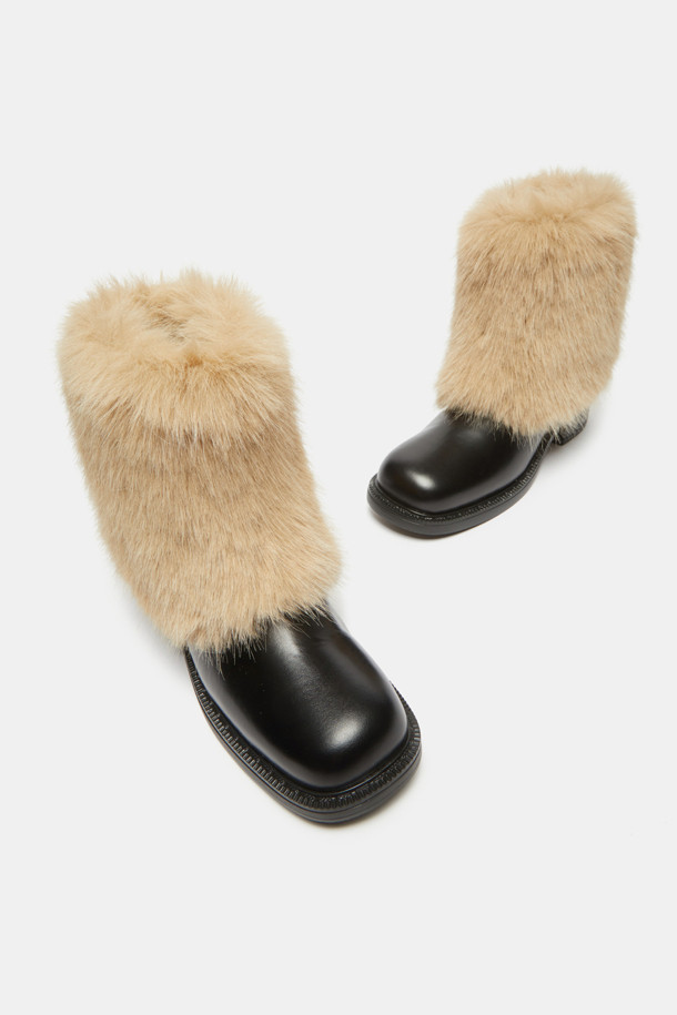 Furridge 앵클 부츠(black)는 여성분들을 위한 겨울철 필수 아이템입니다. 부드러운 소가죽과 포근한 페이크 퍼 안감으로 제작되어 따뜻하고 포근한 착용감을 선사합니다. 라운드 스퀘어 앞코 디자인과 클래식한 실루엣은 세련된 무드를 연출하며, 출근룩, 미니멀, 시크 스타일에도 잘 어울립니다. 경량 몰드 아웃솔로 편안한 착화감을 제공하며, 블랙과 라이트 베이지 컬러로 만나볼 수 있습니다.
