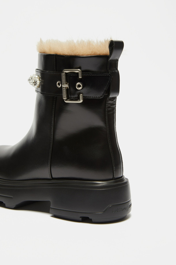 Furridge 쥬얼리 앵클 부츠(블랙)는 가을, 겨울철 출근룩에 세련된 포인트를 더해줄 여성용 앵클 부츠입니다. 부드러운 소가죽과 페이크 퍼 소재, 라운드 앞코 디자인으로 편안함과 스타일을 동시에 갖췄습니다. 플랫 굽에 진주 & 큐빅 장식이 더해져 캐주얼하면서도 여성스러운 무드를 연출하며, 안감 퍼(fur)가 적용되어 보온성을 높였습니다. 가볍고 폭신한 경량 몰드 아웃솔과 버클형 여밈으로 편안한 착화감을 선사하며, 광택감 있는 가죽이 고급스러운 느낌을 더합니다. 
