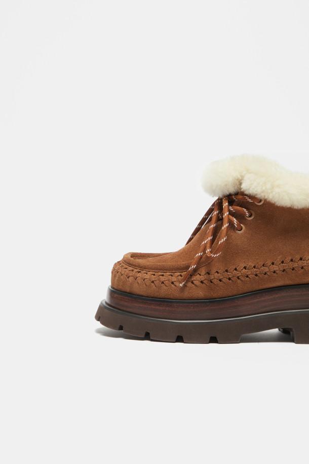 Furridge 아웃도어 앵클 부츠(브라운)는 여성용 앵클 부츠로, 가을과 겨울에 따뜻하게 착용할 수 있습니다. 브라운과 라이트 베이지 컬러로 출시되었으며, 가죽, 양모, 인조 퍼 소재를 사용하여 보온성과 방한 기능을 갖췄습니다. 6cm 플랫폼 통굽 디자인에 스트라이프 패턴을 더해 캐주얼, 보헤미안, 트래킹 스타일을 연출할 수 있습니다. 레이스업 방식으로 편안하고 안정적인 착용감을 제공하며, 출근룩과 여행룩에 매치하기 좋습니다.
