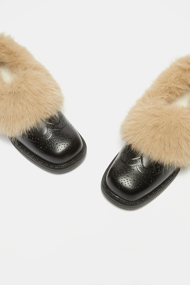 Furridge 로퍼(블랙)는 여성 고객을 위한 신발로, 가을과 겨울에 따뜻하게 신을 수 있도록 디자인되었습니다. 소가죽과 페이크 퍼 소재를 사용하여 부드러운 착용감을 제공하며, 안감과 인솔에도 퍼를 적용하여 보온성을 높였습니다. 라운드 스퀘어 앞코 디자인과 플랫 굽으로 편안함을 강조했으며, 클래식한 실루엣과 무지 패턴은 다양한 스타일 연출에 용이합니다. 슬립온 형태로 간편하게 착용 가능하며, 퍼 장식이 탑라인에 포인트를 더해 세련된 느낌을 선사합니다. 출근룩과 모임룩은 물론, 미니멀, 캐주얼 등 폭넓은 스타일을 소화할 수 있습니다.
