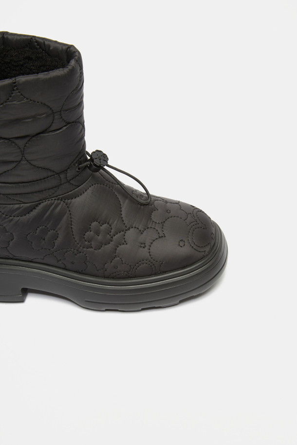 플라워 퀼팅 앵클 부츠(black)는 여성스러운 무드를 연출하는 겨울철 필수 아이템입니다. 블랙 컬러에 플라워 퀼팅 패턴이 돋보이며, 캐주얼하면서도 페미닌한 스타일을 완성합니다. 가볍고 따뜻한 패딩 안감과 발을 편안하게 감싸는 디자인으로, 일상생활에서 편안하게 착용할 수 있습니다. 스토퍼 디테일로 발목을 안정적으로 잡아주며, 플랫 굽으로 활동성을 높였습니다. 나일론 소재를 사용하여 내구성을 높였으며, 경량 디자인과 보온성을 갖춘 실용적인 앵클 부츠입니다.
