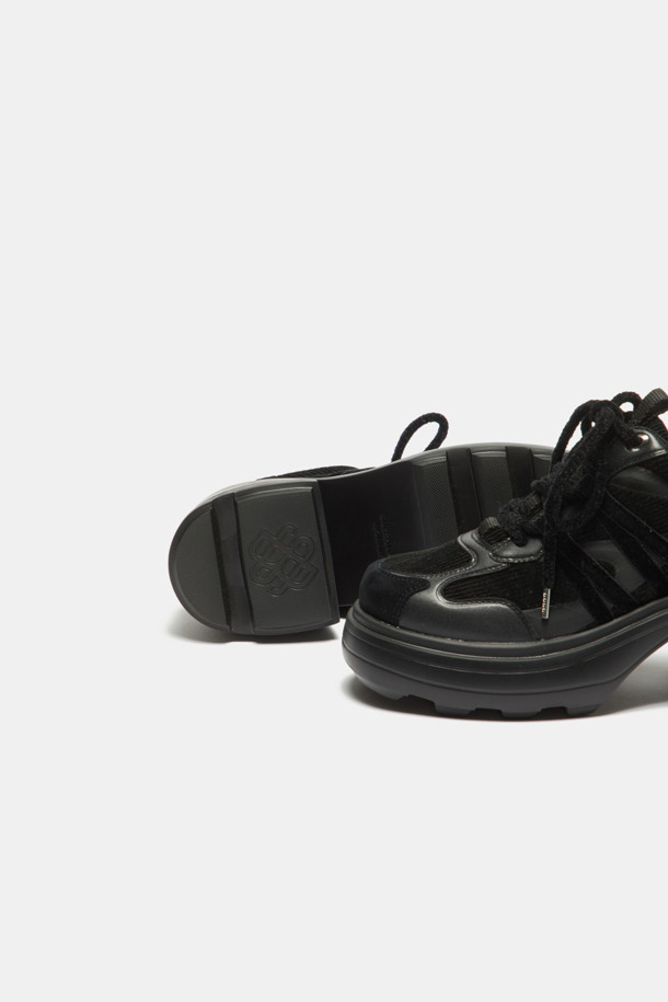 세련된 스타일을 완성하는 Sporty platform 스니커즈 (블랙)입니다. 양가죽, 합성가죽, 코듀로이, 골지 소재가 조화롭게 어우러져 고급스러운 룩을 선사합니다. 미니멀, 캐주얼, 클래식 스타일을 즐겨 입는 여성분들에게 추천하며, 통굽과 청키힐 디자인으로 트렌디함을 더했습니다. 골지 패턴과 플랫폼, 청키슈즈 특징이 돋보이며, 일상에서 편안하고 스타일리시하게 착용할 수 있습니다.
