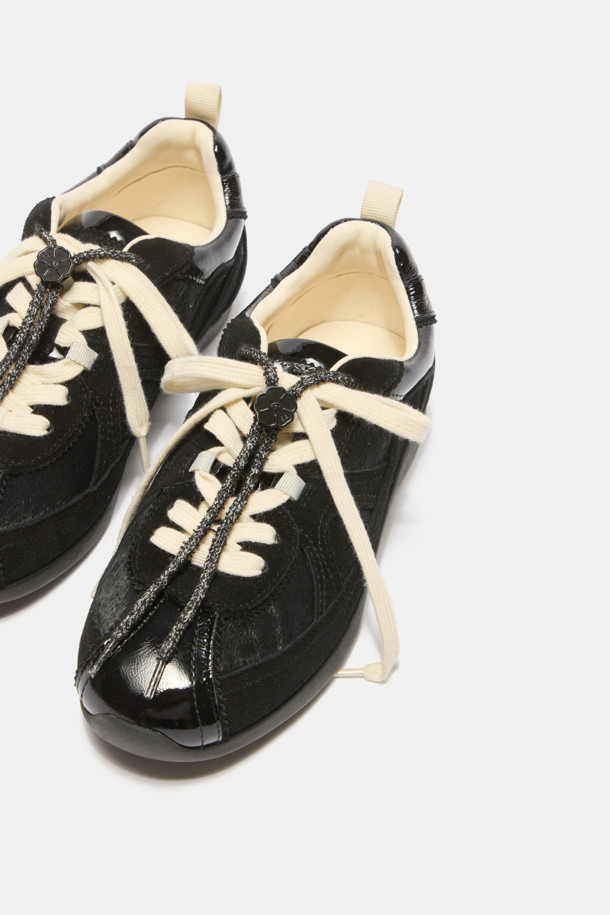 세련된 블랙 컬러의 'Trendy 스니커즈'는 여성 고객을 위한 캐주얼 슈즈입니다. 송치가죽, 소가죽, 양가죽 등 고급스러운 천연 가죽 소재를 사용하여 부드러운 착용감과 뛰어난 내구성을 자랑합니다. 로우 굽과 로우 탑라인 디자인으로 편안함을 강조했으며, 도트 패턴과 신끈, 플라워 스토퍼 장식이 포인트입니다. '플라워 스토퍼' 장식과 신끈 탈부착이 가능한 투웨이 디테일로 개성 있는 스타일을 연출할 수 있으며, 동네 마실룩부터 쇼핑룩까지 폭넓게 활용 가능합니다.
