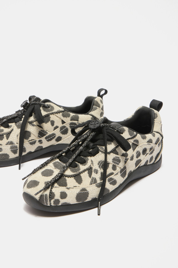 시크한 매력의 그레이 컬러를 입은 트렌디 스니커즈입니다. 양가죽, 소가죽, 송치가죽 등 고급스러운 소재로 제작되어 부드러운 착용감을 선사합니다. 플랫 굽에 라운드 앞코 디자인으로 편안함을 더하고, 도트 패턴과 탈부착 가능한 신끈, 플라워 스토퍼 장식이 돋보입니다. 동네 마실룩, 쇼핑룩, 카페룩 등 캐주얼, 미니멀, 클래식 스타일을 즐겨 입는 여성분들께 추천합니다. 
로우탑 디자인과 투웨이 신끈 디테일로 트렌디함을 놓치지 않았습니다.
