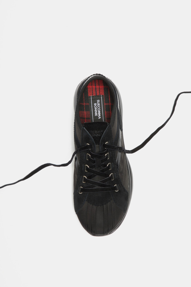 Britishoe 스니커즈(블랙)는 부드러운 나일론과 스웨이드, 소가죽 소재의 조화가 돋보이는 여성용 스니커즈입니다. 블랙 컬러에 라운드 앞코 디자인으로, 페미닌하면서도 캐주얼한 스타일을 연출합니다. 특히, 굽 높이가 낮아 편안한 착화감을 선사하며, 내부 인솔에는 타탄체크 패턴을 적용하여 포인트를 더했습니다. 로우탑 디자인에 벨벳 신끈, 주름 디테일로 세련된 감각을 더해 데이트룩, 미니멀, 클래식 스타일을 즐기는 분들께 추천합니다. 가볍고 편안한 착화감으로 사계절 내내 활용하기 좋습니다.
