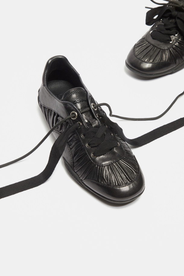 "Curtain call shrring sneakers(black)"는 여성스러운 무드를 연출하는 블랙 컬러의 스니커즈입니다. 양가죽과 스웨이드 소재를 사용하여 고급스러운 느낌을 더했으며, 둥근 코 디자인과 플랫한 굽으로 편안한 착용감을 제공합니다. 셔링 디테일이 돋보이며, 와이드한 슈레이스와 내부 속굽 적용으로 독특한 스타일을 연출합니다. 데이트룩, 동네 마실룩, 카페룩 등 다양한 TPO에 걸맞는 클래식, 미니멀, 걸리시 스타일을 완성해보세요. 사계절 내내 활용 가능한 아이템입니다.
