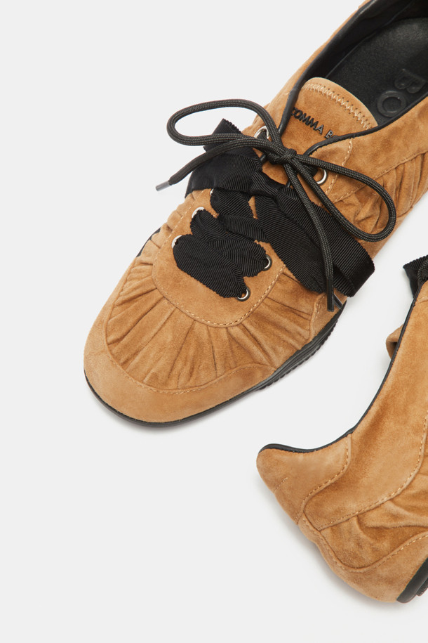 "Curtain call shrring sneakers(brown)" (커튼 콜 셔링 스니커즈, 브라운)는 여성스러운 페미닌 무드를 연출하는 스니커즈입니다. 부드러운 소가죽과 스웨이드 소재를 사용하여 편안한 착화감을 제공하며, 둥근 코와 플랫 굽 디자인으로 편안함을 더했습니다. 발볼을 감싸는 볼륨감 있는 셔링 디테일이 특징이며, 와이드한 슈레이스가 돋보입니다. 데이트룩, 카페룩, 쇼핑룩 등 다양한 TPO에 클래식, 미니멀, 로맨틱 스타일로 매치하여 페미닌한 매력을 강조할 수 있습니다. 내부 속굽을 적용하여 다리 라인을 더욱 예쁘게 연출해 보세요.
