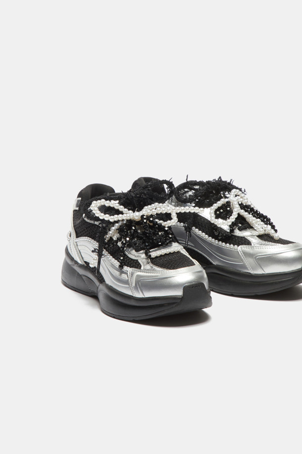 2025 딜라이트 스니커즈(블랙)는 여성스러운 스타일을 강조하는 블랙 컬러의 여성 운동화입니다. 합성피혁과 메쉬 소재로 제작되어 사계절 내내 편안하게 착용 가능하며, 통기성이 뛰어나 쾌적함을 유지해 줍니다. 클래식한 러너 실루엣에 탈부착 가능한 진주 장식이 더해져 페미닌하고 포멀한 무드를 연출합니다. 데이트룩, 동네 마실룩, 쇼핑룩 등 다양한 TPO에 맞춰 캐주얼, 클래식, 미니멀 스타일을 완성해 보세요. 레이스업 디자인으로 발을 안정적으로 잡아주며, 가벼운 무게감으로 편안한 착용감을 선사합니다.
