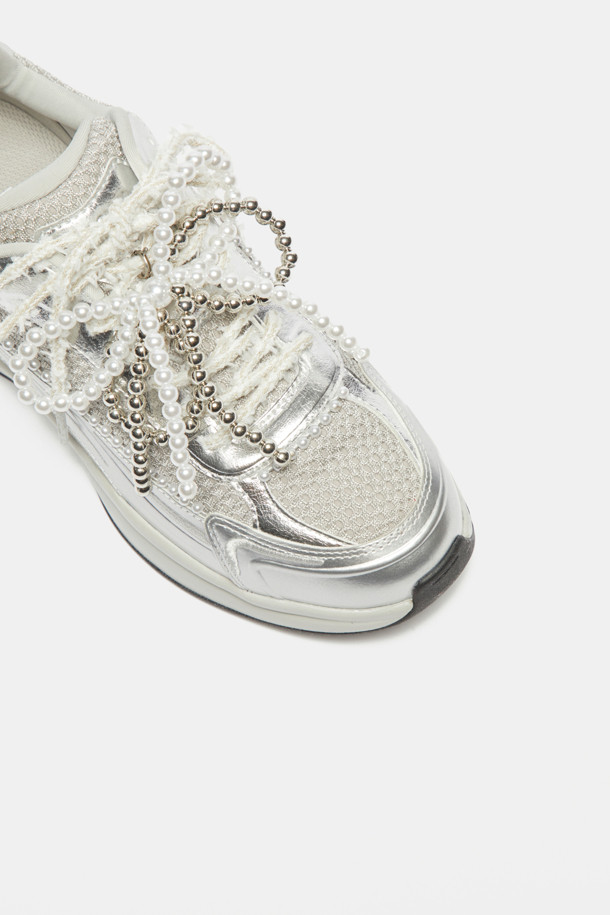 2025 딜라이트 스니커즈(실버)는 여성 고객을 위한 사계절용 여성 운동화입니다. 라운드 앞코 디자인에 가볍고 통기성이 좋은 합성가죽과 메시 소재를 사용하여 편안한 착용감을 제공합니다. 플랫 굽에 무지 패턴으로, 페미닌하면서도 클래식한 스타일을 연출하며, 일상 속 동네 마실룩에 적합합니다. 탈부착 가능한 진주 장식이 돋보이며 클래식 러너 실루엣과 레이스업 신발 여밈으로, 미니멀하고 캐주얼한 스타일을 완성합니다.
