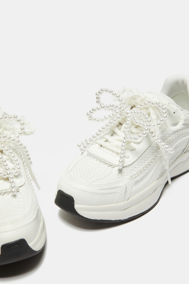 2025 딜라이트 스니커즈(화이트)는 여성용 신발로, 페미닌 무드와 클래식한 매력을 동시에 선사합니다. 합성피혁과 메시 소재를 사용하여 사계절 내내 쾌적하게 착용 가능하며, 발등부터 힐 라인까지 섬세하게 장식된 진주 디테일이 돋보입니다. 탈부착 가능한 진주 장식으로 다양한 스타일 연출이 용이하며, 레이스업 디자인으로 편안하게 신을 수 있습니다. 데이트룩 또는 모임룩에 적합하며, 미니멀하면서도 클래식한 디자인으로 데일리룩부터 포멀룩까지 폭넓게 활용할 수 있습니다.
