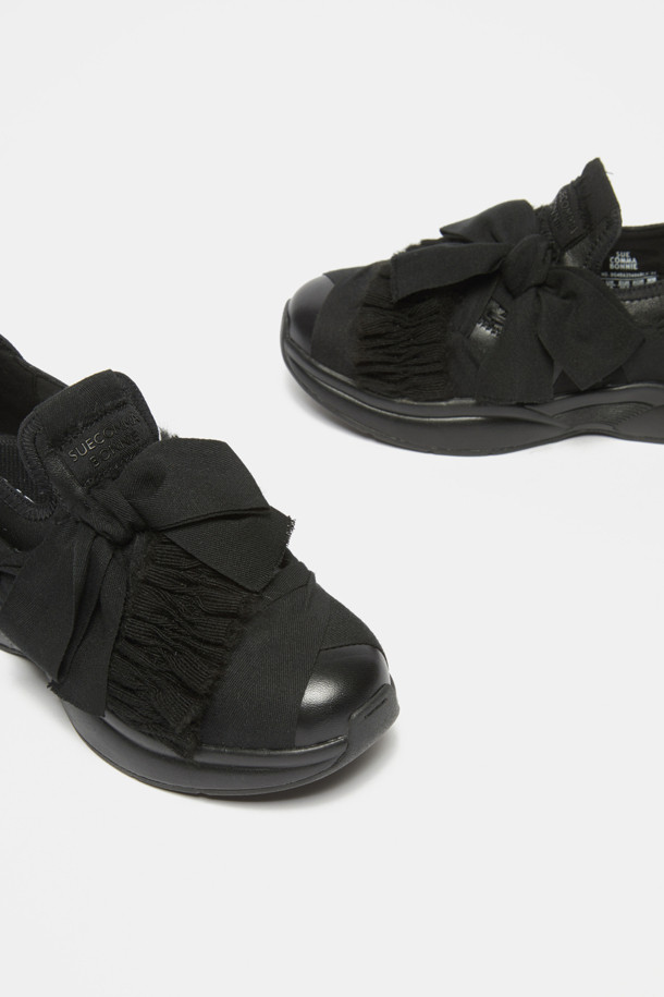 은은한 리본 디테일이 돋보이는 블랙 컬러의 Knotted ribbon 스니커즈입니다. 부드러운 양가죽 소재와 기모 안감으로 제작되어, 가을과 겨울 시즌에도 따뜻하고 편안하게 착용할 수 있습니다. 페미닌하면서도 캐주얼한 스타일을 연출하며, 데이트룩과 출근룩에 모두 잘 어울립니다. 주름 디테일이 더해져 더욱 섬세하고 여성스러운 디자인을 완성합니다. 미니멀한 스타일을 즐기는 여성분들께 추천하는 보온 기능의 스니커즈입니다.
