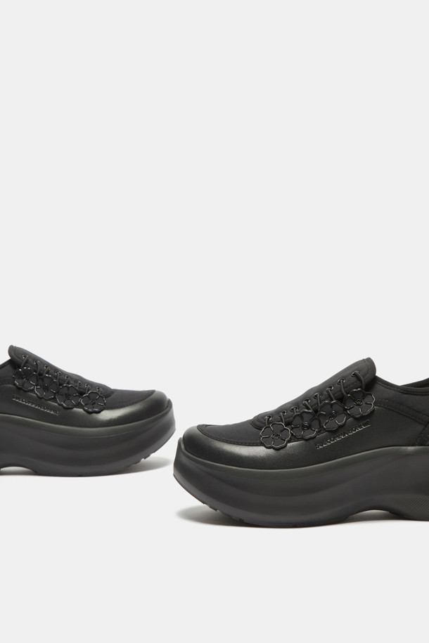 2025 뉴 블라썸 스니커즈(블랙)는 스포티하면서도 여성스러운 매력을 동시에 느낄 수 있는 여성 운동화입니다. 네오프렌과 합성피혁 소재를 사용하여 편안한 착용감을 제공하며, 라운드 앞코 디자인과 플랫 굽으로 일상생활에서 편안하게 착용할 수 있습니다. 블랙 컬러에 언발란스 플라워 패턴과 입체적인 플라워 모티브가 더해져 유니크한 스타일을 연출합니다. 곡선 플랫폼 미드솔과 스포티한 디자인으로 동네 마실룩, 쇼핑룩, 산책룩 등 다양한 TPO에 활용하기 좋습니다.
