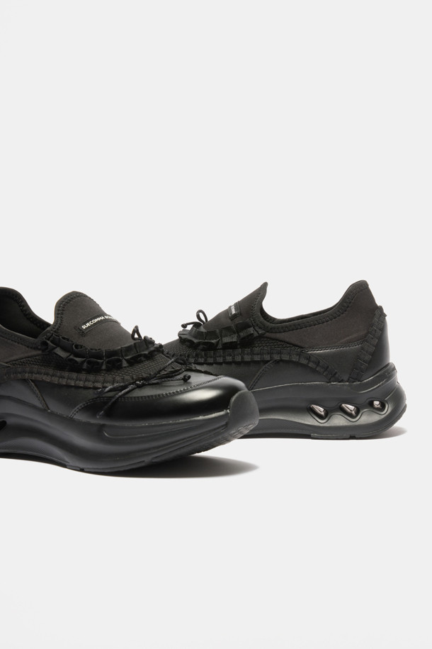 러플 리본 스니커즈(블랙)는 여성스러운 무드를 자아내는 블랙 컬러의 슬립온 스니커즈입니다. 부드러운 합성가죽 소재와 은은한 광택감이 고급스러운 느낌을 더하며, 러플 장식과 리본 디테일이 페미닌한 포인트를 선사합니다. 편안한 착화감을 위한 플랫폼 디자인과 에어홀 디테일이 돋보이며, 데이트룩, 동네 마실룩, 쇼핑룩 등 다양한 TPO에 스포티하면서도 미니멀한 스타일을 연출하기 좋습니다.
